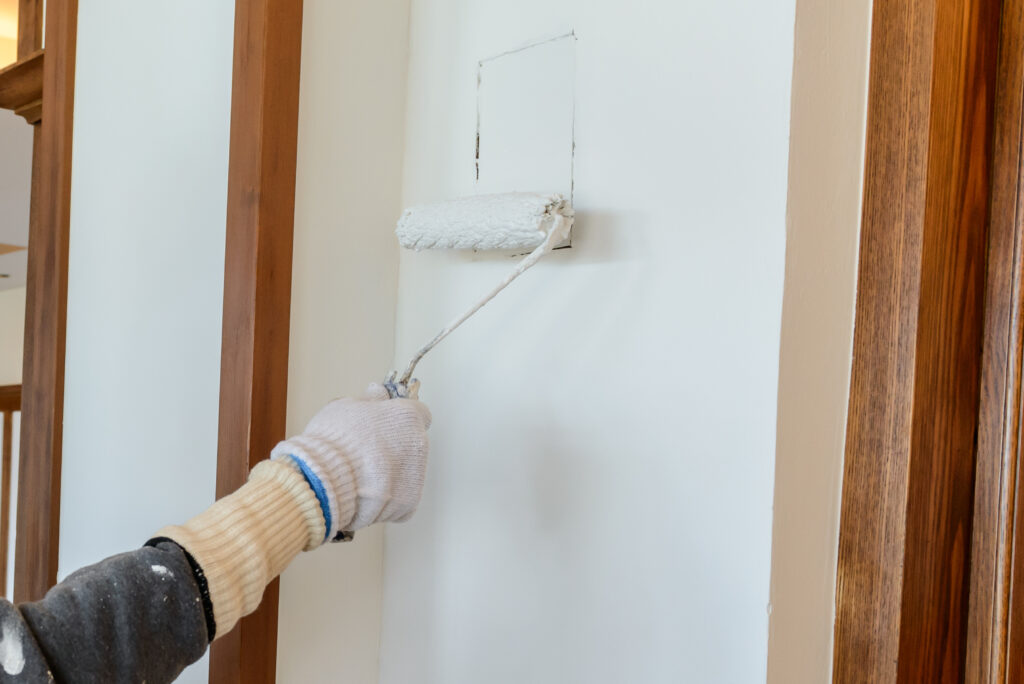 白く塗装を行うローラー