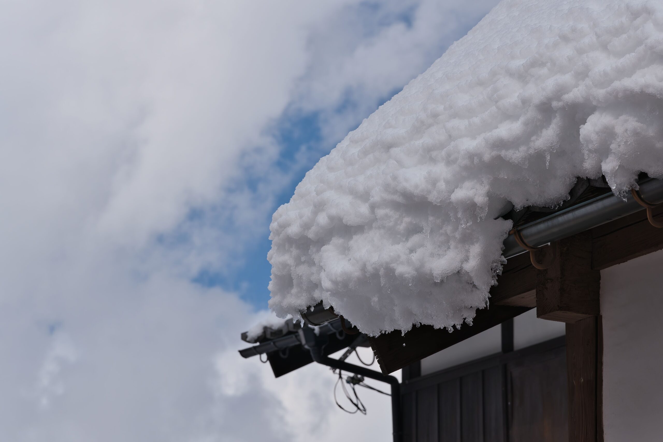 屋根の上に雪